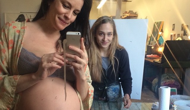 Matki celebrytki, mamy z Instagrama i moda na „obnażone macierzyństwo”